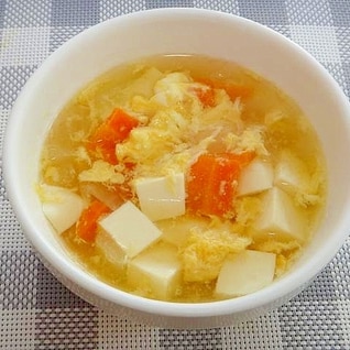 豆腐と人参玉ねぎ卵のコンソメスープ